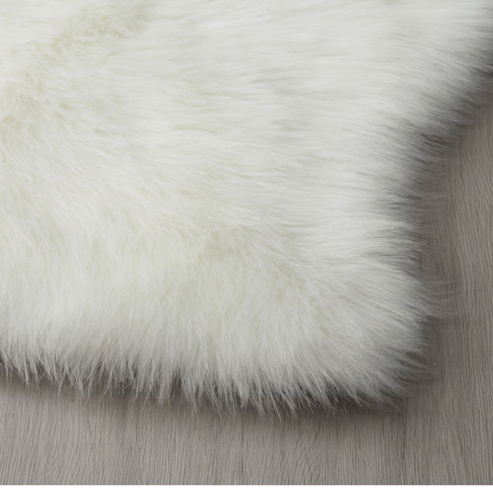 White Rug 1 ' 10 "x2 ' 9 " - Picture 2 of 5